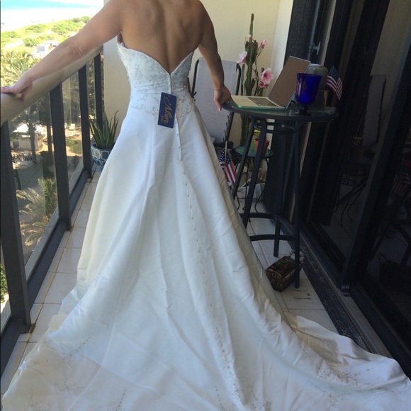 Brand new Allure wedding dress with the tag!! - Picture 2 of 8